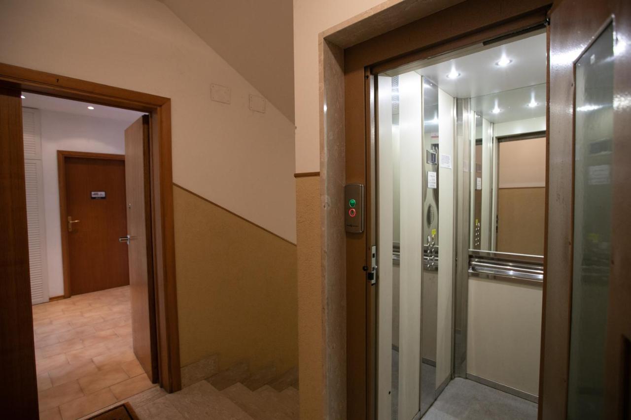 Mirea'S Rooms Ascoli Piceno Bagian luar foto